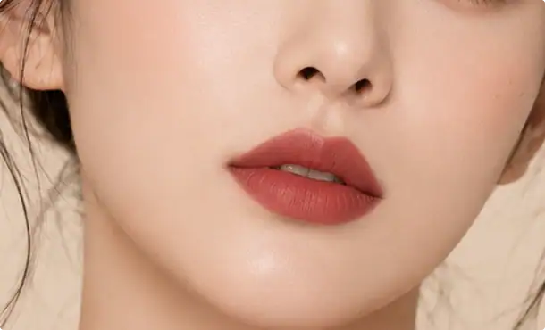 maintains-a-flawless-look